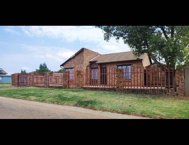 3 BEDROOM HOUSE FOR SALE IN CRYSTAL PARK